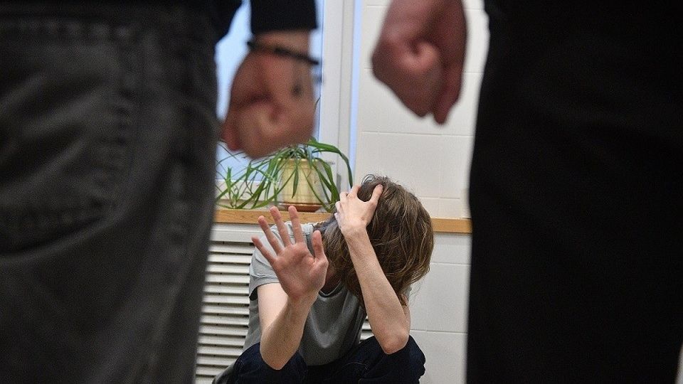 Толпой били ногами по голове пятиклассник попал в больницу после конфликта в школе В одной из школ в Судаке несколько детей избили пятиклассника по факту случившегося проводится проверка Об этом сообщили в пресс службе Следственного комитета По данным в социальных сетях инцидент произошел 17 ноября во время перемены Конфликт начался с буллинга когда ребёнок ответил это не понравилось обидчикам они избили его и заставили извиниться После этого конфликт вроде бы был исчерпан говорится в сообщении Однако на следующей перемене на ребенка напала толпа Пострадавшего били ногами по голове и унижали Школьника увезли в больницу с травмами Ему поставили капельницу Пациент провел в больнице неделю Сейчас мальчик проходит амбулаторное лечение По факту случившегося СК проводит прове Подробнее