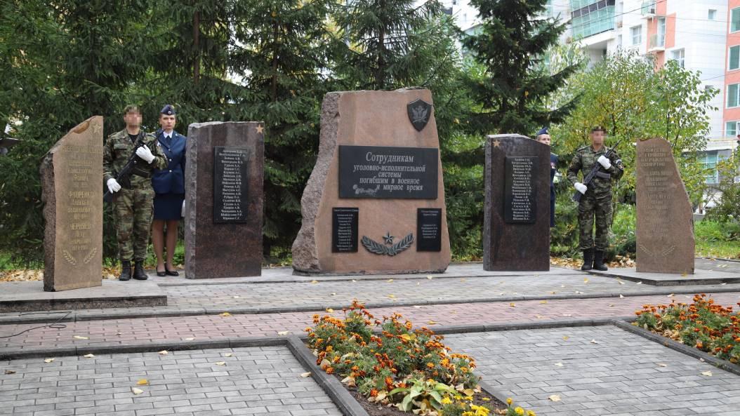 В Перми в сквере Декабристов открыли памятник сотрудникам уголовно исполнительной системы погибшим во время специальной военной операции Торжественную церемонию приурочили ко Дню памяти сотрудников УИС который отмечается 22 сентября Добрые новости и история Перми подписаться