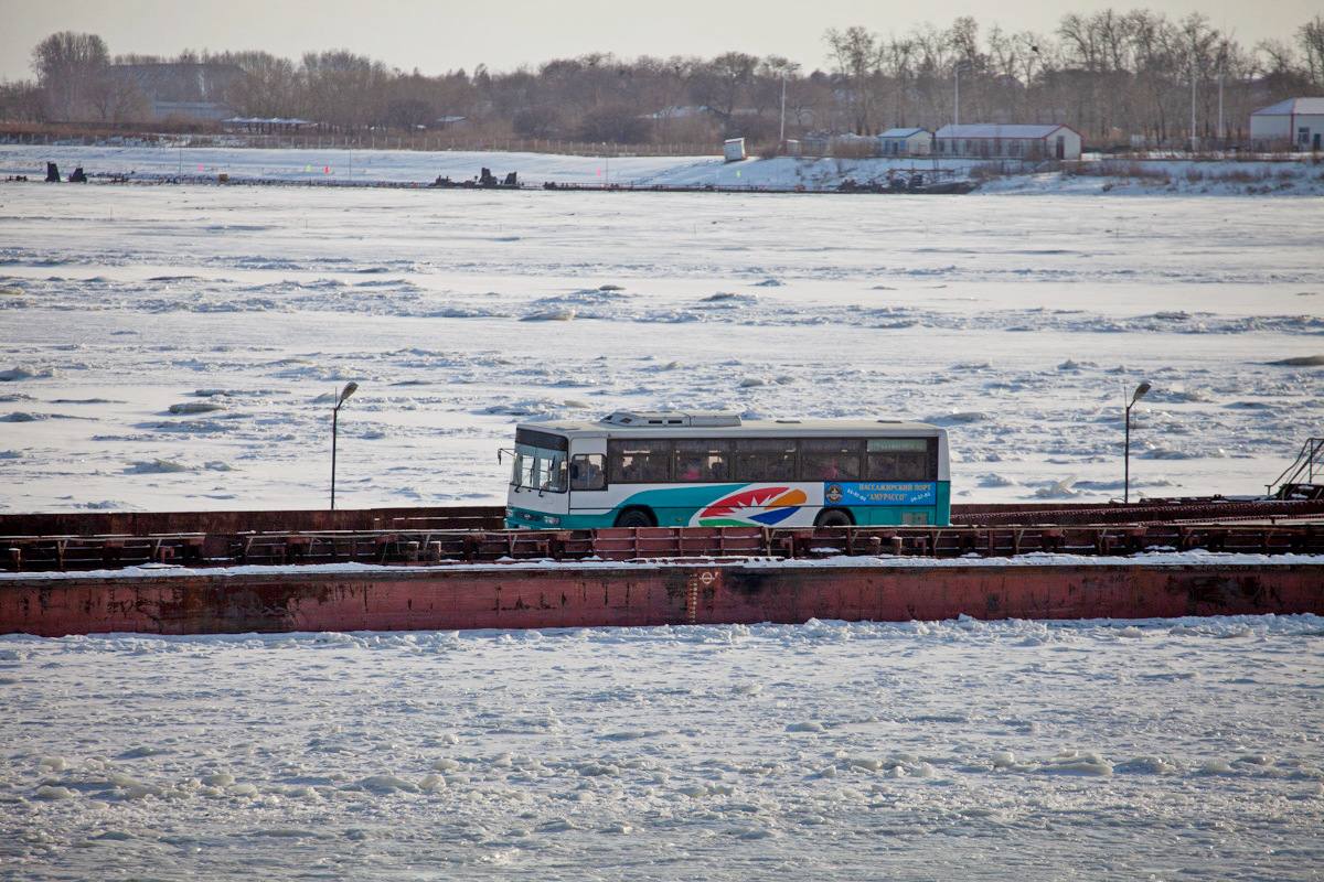 Этой зимой амурчане вновь смогут попасть в Китай по понтонному мосту Его установку 24 ноября анонсировал региональный минтранс Вмораживание конструктива начнется в декабре а завершится к началу января А до тех пор пассажиров по реке будут перевозить пумы ampravda