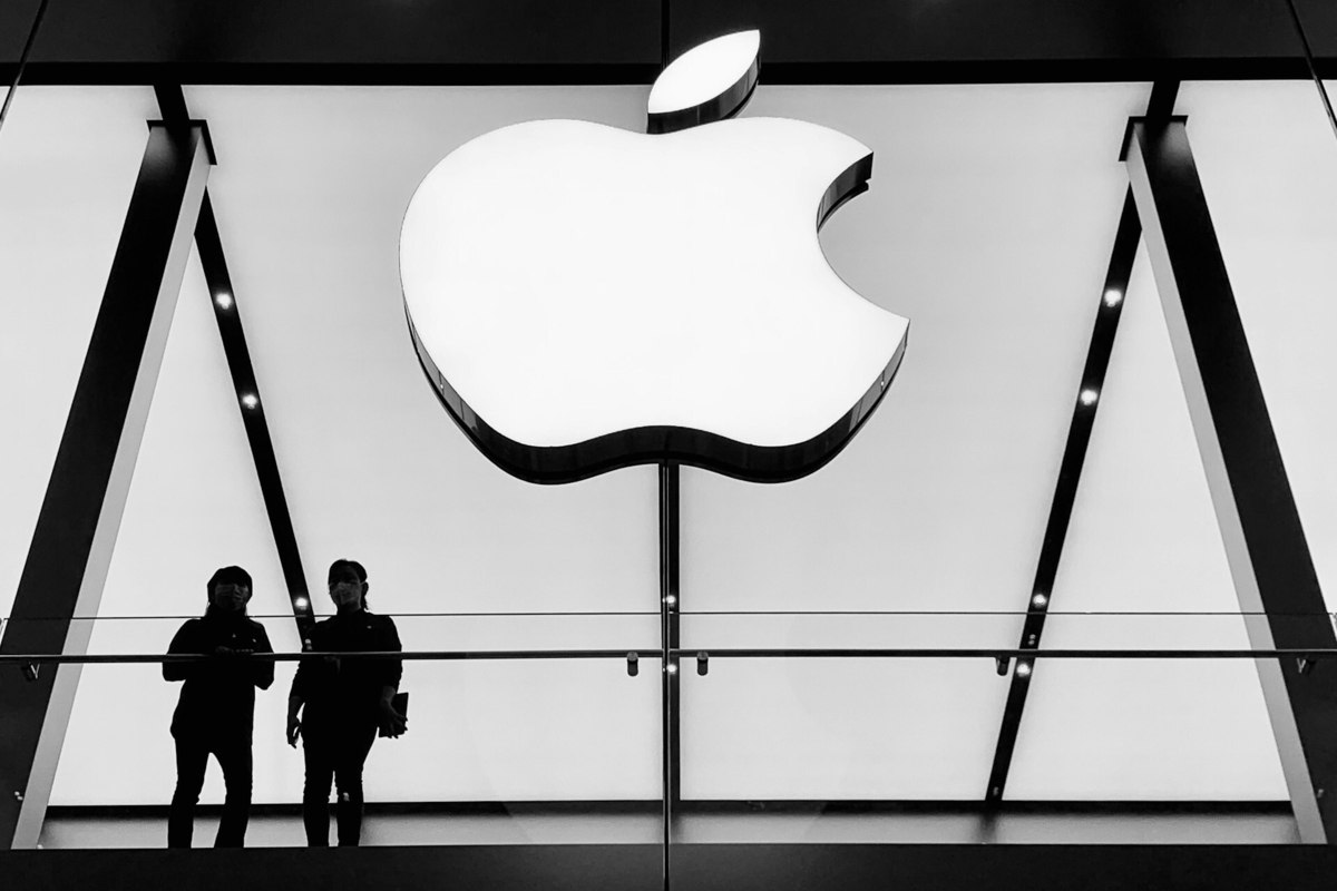 ЕС потребовал, чтобы Apple отказалась от геоблокировки — ограничения доступа к контенту в своих сервисах в зависимости от географического положения.  Например, перестать запрещать пользователям привязывать карты стран, отличных от страны регистрации аккаунта  vc.ru/legal/1650020