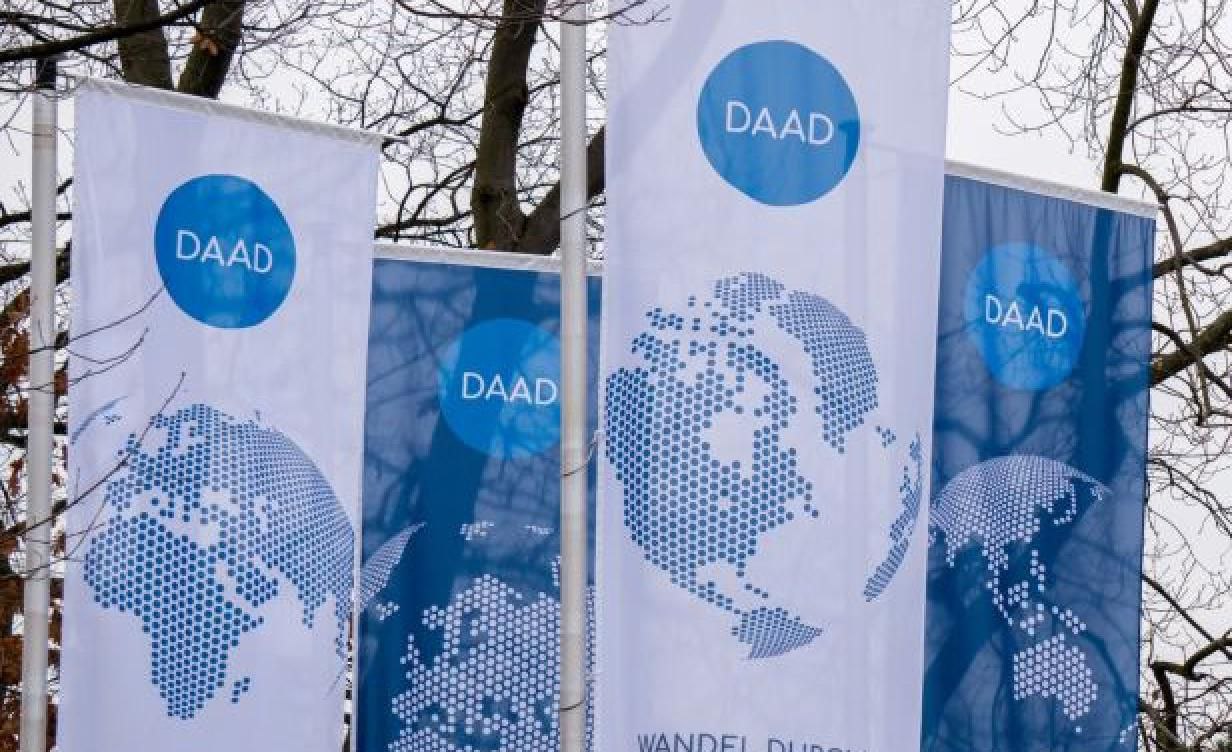 Немецкая служба академических обменов DAAD прекращает работу в России Министерство юстиции РФ признало DAAD нежелательной после чего организация вынуждена прекратить отбор стипендиатов и закрыть свой офис в Москве При этом стипендии для российских студентов и ученых которые уже находятся в Германии продолжат действовать Глава DAAD заявил что решение российской стороны вызвало сожаление Он напомнил что с начала полномасштабной войны против Украины организация прекратила сотрудничество с российскими государственными структурами и перестала отправлять в Россию немецких студентов По данным DAAD в настоящее время в Германии по стипендии учатся около 200 граждан России Всего в немецких вузах обучаются 10 500 россиян newsEconomics