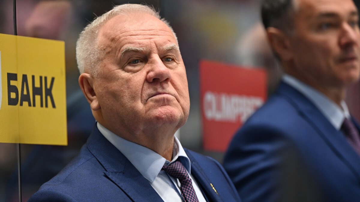 Владимир Крикунов покидает пост главного тренера ХК Сочи Матч ТВ Специалист становится консультантом тренерского штаба Он больше не будет работать на лавке Исполняющим обязанности главного тренера Сочи становится Дмитрий Михайлов который в этом сезоне работал старшим тренером в команде Михайлов приступит к обязанностям уже завтра в домашнем матче против Спартака news matchtv соцсети Сочи