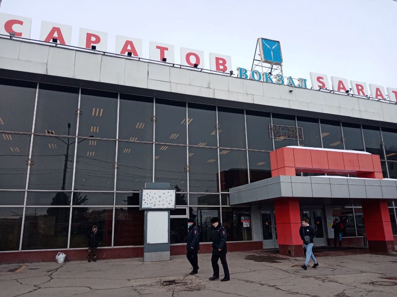 На Привокзальной площади снесут бывшее общежитие чтобы начать работы по благоустройству На этой неделе начинается первый этап благоустройства Привокзальной площади снос бывшего общежития на Привокзальной 12 Подрядчик уже определён и в ближайшие дни установит строительное ограждение после чего начнет работы Это ключевая часть проекта по созданию комфортного транспортного узла Пока вокзалу возвращают исторический облик на месте снесённого здания появится новая парковка на 135 мест Необходимо провести демонтаж быстро качественно и строго в установленные сроки не создавая неудобств для жителей и участников дорожного движения так как это место с активным пешеходным и транспортным потоком поставил задачу глава Саратова Михаил Исаев Мы в MAX Мы в TG Прислать новость