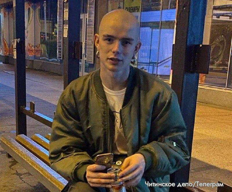 Читинского анархиста приговорили к пяти годам лишения свободы за чтение материалов своего уголовного дела Суд в Чите признал Александра Снежкова виновным в оправдании терроризма и приговорил его к пяти годам лишения свободы Три года осужденный проведет в тюрьме еще два в колонии строгого режима пишет группа поддержки Снежкова Преследование Снежкова по статье об оправдании терроризма началось в июле К активисту осужденному по делу читинских анархистов подсадили в камеру заключенного сотрудничавшего с администрацией Снежков зачитал ему отрывки из материалов своего дела в частности статью которая могла вдохновить на экстремизм других арестантов Сокамерник записал беседу на диктофон и на основании этой записи ФСБ инициировала новое дело Александр Снежков анархист их Читы В 2024 году его приговорили к шести годам колонии за вандализм по мотивам политической вражды призывы к экстремизму и оправдание терроризма Поводом стали граффити Смерть режиму и администрирование телеграм каналов 75zlo и Шугань 25 где размещались материалы о протестах зоозащите и антивоенных действиях С февраля 2025 года Снежков жаловался на давление в СИЗО на протяжении трех месяцев его держали в штрафном изоляторе где запирали на 14 дней а после ненадолго выпускали и снова помешали обратно Когда о карусельном помещении в изолятор стали писать правозащитники Снежкова поместили в помещение камерного типа более жесткий режим содержания Забайкалье