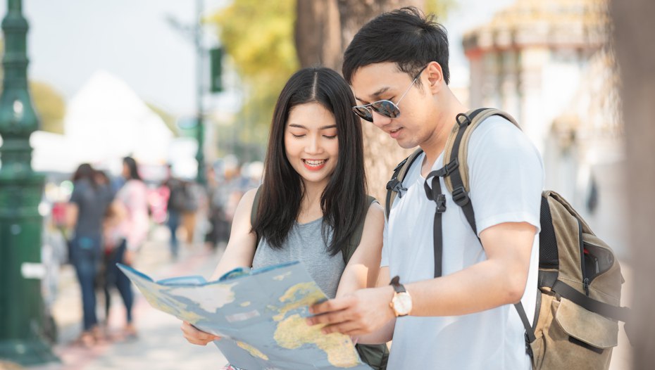 Интернет навигация платежи жильё что опечалило китайцев в России Китайские туристы прибывшие в Россию после отмены виз столкнулись с рядом непривычных сложностей По прилёте оказалось что иностранные SIM карты блокируются местными операторами на сутки Выбор размещения ограничен из за отсутствия отелей международных сетей а цены в Сочи сопоставимы с дорогими европейскими курортами Навигационные сервисы включая Google Maps работают нестабильно а популярные платёжные системы WeChat Pay Alipay Visa и Mastercard в России практически не функционируют Внутренние авиаперелёты необходимые для посещения удалённых регионов отличаются высокой стоимостью Эти факторы формируют специфический и неудобный опыт для иностранных гостей привыкших к иному уровню сервиса iguides