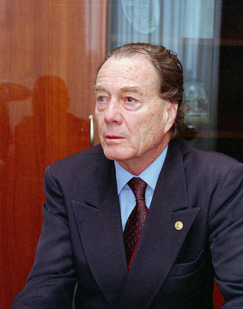 Живущий во Франции 95-летний граф Петр Шереметев сообщил о переезде в Россию. Шереметев — почетный председатель президиума Международного совета российских соотечественников, почетный вице-президент франко-российского Общества дружбы, председатель Российского музыкального общества Франции. «Я происхожу из древней семьи, мой предок Борис Петрович Шереметев, генерал-фельдмаршал и сподвижник Петра Великого, был за военные подвиги произведен в кавалеры ордена Святого Андрея Первозванного, высшего ордена Российской империи. Я бережно храню и память о своей семье и регалии, в том числе этот орден, и надеюсь передать все это русским людям. Но главное — я хочу провести остаток жизни там, где мои корни, где покоятся мои предки, где начиналась история нашей семьи», — сказал он интервью «Российской газете».