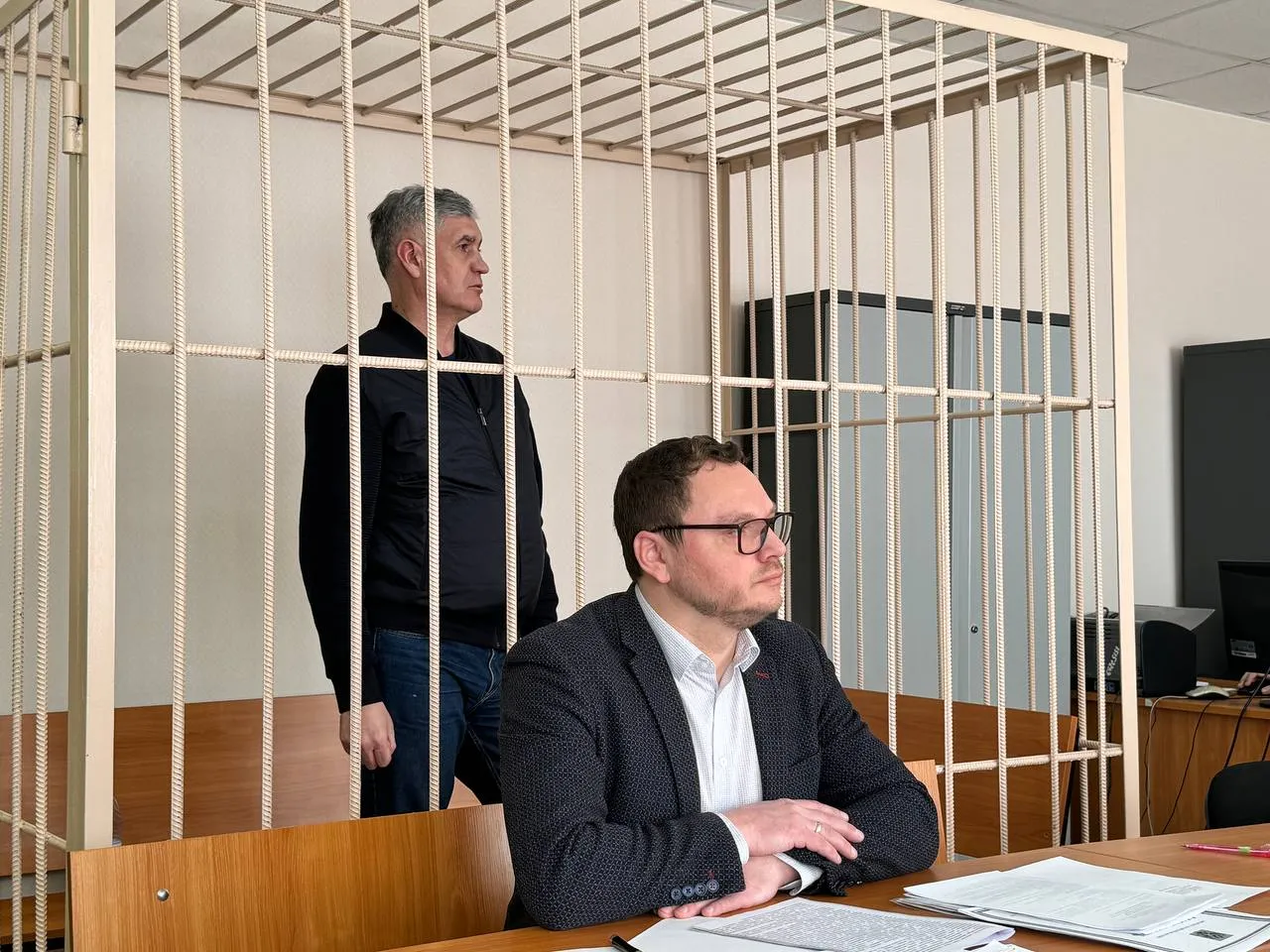 Суд освободил от наказания бывшего главу департамента транспорта мэрии Новосибирска Константина Васильева Его обвиняли в махинациях на 48 миллионов Центральный районный суд установил что Васильев с декабря 2022 по декабрь 2023 года перевёл значительную сумму из бюджета Новосибирска на счёт МП Метро МиР в виде субсидии Эти средства должны были направить на разработку документации для строительства дороги к жилмассиву Плющихинский Бывший чиновник знал что работы не выполнены однако подписал отчёт об эффективном использовании субсидии Силовики задержали его в марте 2024 года В итоге суд назначил Васильеву 1 5 года лишения свободы но освободил от наказания зачтя время проведённое в СИЗО и под домашним арестом Гособвинение намерено обжаловать приговор