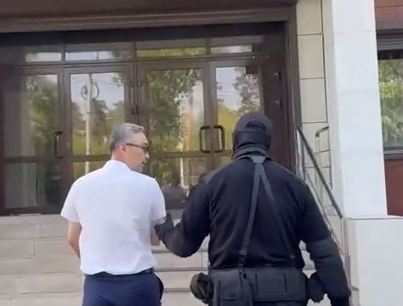 В Улан-Удэ суд учел заслуги обвиняемого в превышении полномочий чиновника Советский райсуд Улан-Удэ продлил меру пресечения в отношении задержанного в мае начальника Управления капитального строительства УКС правительства Бурятии Анатолия Урбанова. По ходатайству следствия им вновь стал домашний арест. При вынесении постановления о мере пресечения суд учел многочисленные заслуги чиновника, в том числе оказание гуманитарной и благотворительной помощи жителям ДНР. #Бурятия Подробности в «Номер один» Сообщить нам свою новость можно по кнопке: Письмо в редакцию