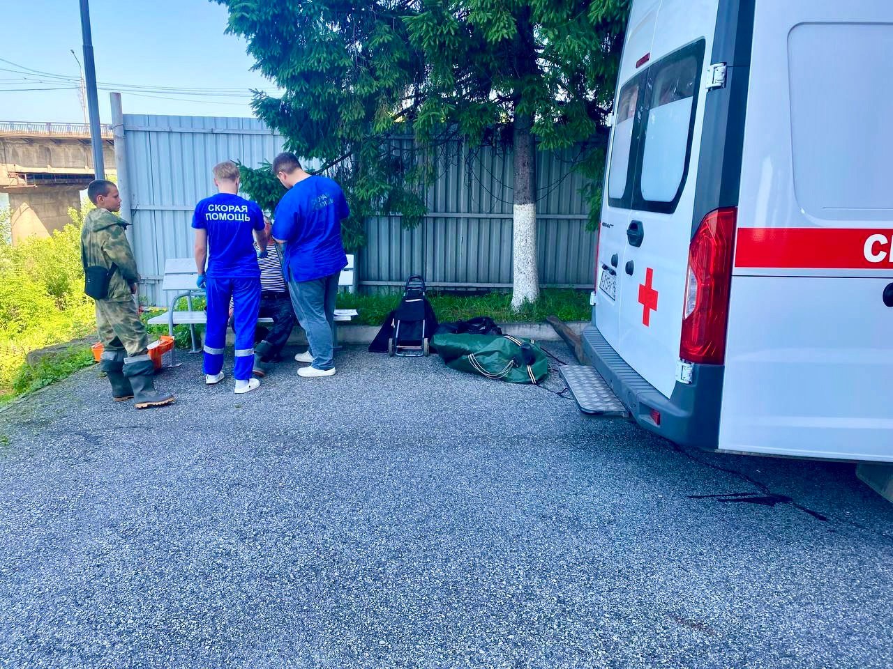 Благодаря патрулированию береговой линии удалось спасти мужчину, которому стало плохо во время сплава Ежедневно специалисты Поисково-спасательной службы Новокузнецка патрулируют акватории Томи и Кондомы по маршруту База ПСС – «Уют» – «Водный» – «Черемушки» – база ПСС. Во время курсирования передвижного спасательного поста специалисты оказали помощь мужчине, которому стало плохо прямо во время сплава на резиновой лодке. Его эвакуировали на берег и передали медикам.