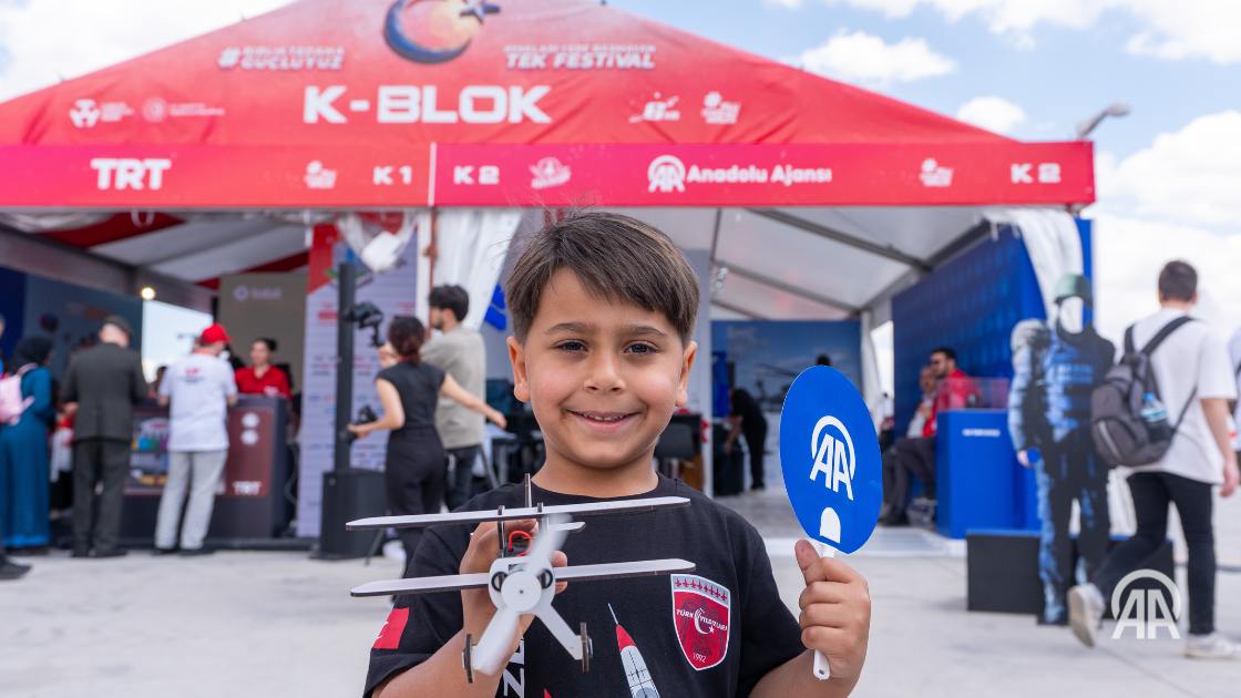 Агентство «Анадолу» - информационный партнер TEKNOFEST ТРСК Агентство «Анадолу» AA , являющееся одним из информационных партнеров Фестиваля авиации, космоса и технологий TEKNOFEST , проводимого в Турецкой Республике Северного Кипра ТРСК , представил свой стенд на выставке. Фестиваль TEKNOFEST ТРСК под эгидой администрации президента ТРСК, под руководством Фонда турецкой технологической команды T3 Foundation и Министерства промышленности и технологий Турции проводится в старом аэропорту Эрджан. В мероприятии принимают участие 132 организаций, включая государственные учреждения, технологические гиганты, университеты и медиа-организации Агентство информирует гостей фестиваля и своих подписчиков о новостях мероприятия. Участники посещают стенд «Анадолу» Дети, посетившие стенд «Анадолу», испытывают незабываемые эмоции, фотографируясь в зоне стенда. Сотрудники агентства также знакомят посетителей с «дроном-курьером», созданным на собственные средства учреждения, и изданиями, выпущенными AA Kitap. 24/7 в сутки с Агентством «Анадолу»