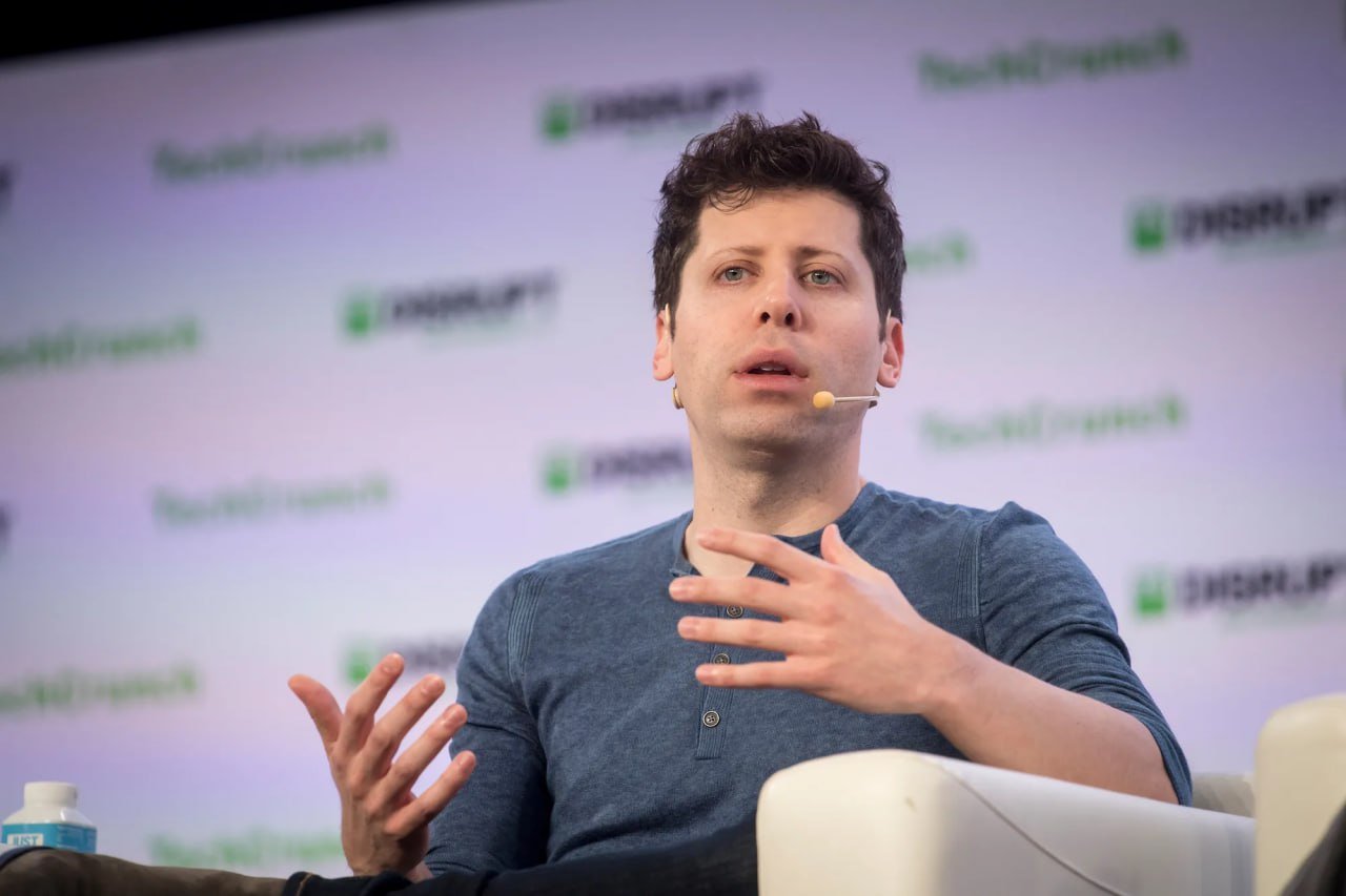 Сэм Альтман хочет, чтобы ChatGPT запоминал всю жизнь человека Глава OpenAI видит будущее ChatGPT как персонального ИИ-ассистента, способного запомнить всю жизнь пользователя. В идеале это будет компактная модель с контекстом в триллион токенов, содержащая исчерпывающую информацию о человеке — переписки, прочитанные книги, историю просмотров и другие данные. Уже сегодня молодежь использует ChatGPT как консультанта при принятии любых решений, а в перспективе такой ИИ сможет автономно управлять бытовыми задачами.