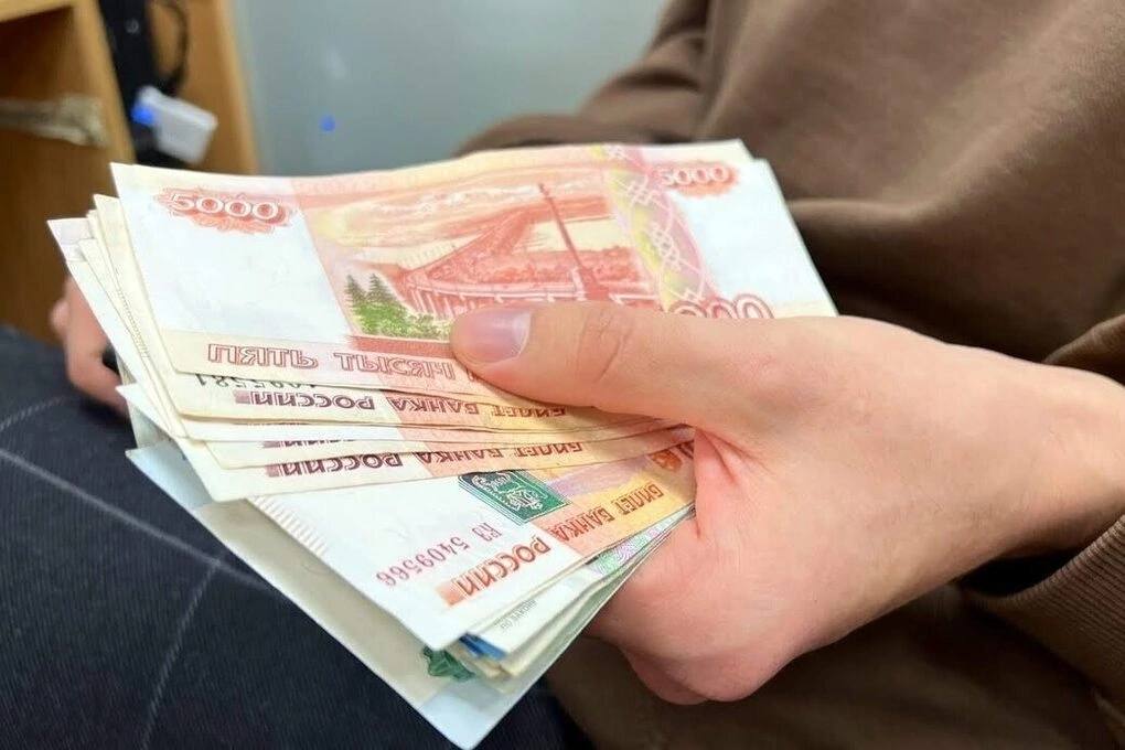 Уфимец украл 595 тысяч рублей с расчетного счета тезки Прокуратура Уфы утвердила обвинение 23-летнему жителю в краже более полумиллиона рублей. Мужчина случайно узнал о существовании тезки, который оказался директором фирмы в Татарстане. Владея этой информацией, он в банке представился руководителем фирмы, получил доступ к его расчетному счету и изменил данные личного кабинета на свои. Обвиняемый признал вину, дело направлено в Кировский суд Уфы. Моя Уфа. Подписаться Прислать новость