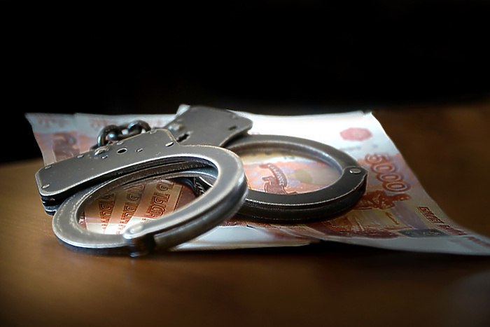 Заместителя гендиректора уральского технопарка задержали за коррупцию В Челябинске возбудили уголовное дело против заместителя гендиректора ООО Технопарк Тракторозаводский Сергея Неврова Об этом сообщили в региональном ФСБ По данным следствия с сентября 2022 го по март 2023 года замгендиректора получил от представителей и руководства одного из заводов 3 миллиона рублей за пролонгацию ранее заключенного договора аренды имущества производственного помещения без значительного увеличения размера ежемесячных арендных платежей Позже фигуранту передали через посредника еще 3 7 миллиона за совершение аналогичных действий В общей сложности задержанный намеревался получить 23 миллиона рублей Против директора производственного предприятия и посредника в передаче взятки также возбудили уголовные дела Следователи проводят обыски по местам работы фигурантов пишет ЕАН uralweb ru