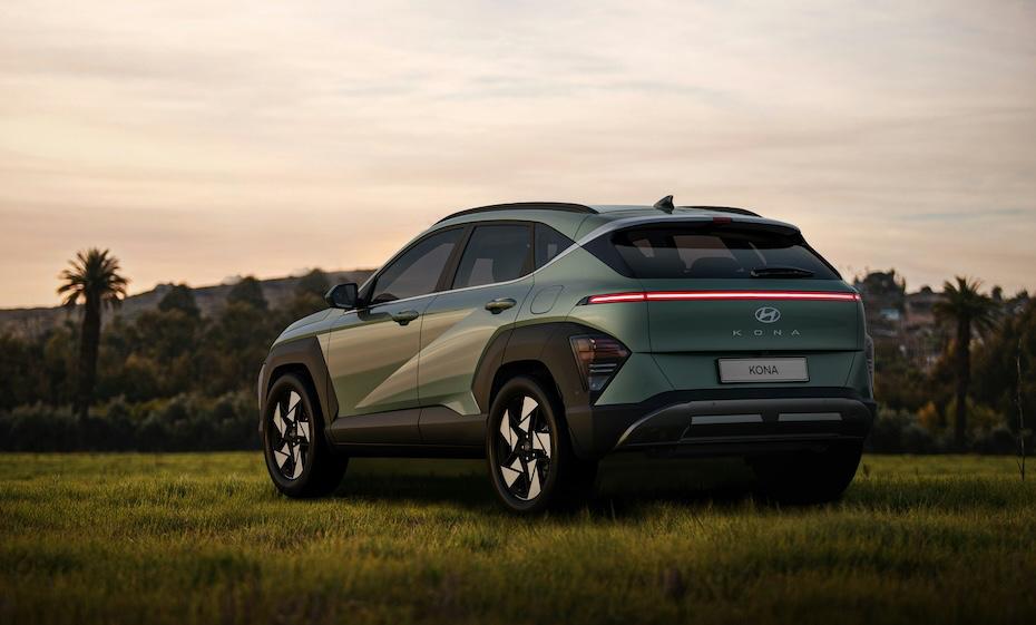 Hyundai вернулся в Россию очень странным способом. Будете брать? Компания не будет ввозить авто в РФ или выкупать свои заводы. Hyundai разработал схему поставки компонентов для сборки автомобилей внутри России. Само собой, происходить они будут не напрямую, чтобы избежать вторичных санкций. «Hyundai будет поставлять сборочные компоненты китайской «дочке», китайская «дочка» их отправит в Казахстан, а уже оттуда они приедут в Россию», — анонимный собеседник издания Газета.ру. Сообщается, что машины Hyundai в Китае продаются не очень хорошо, поэтому компания решила использовать свое китайское юрлицо, чтобы попробовать вернуться в РФ обходным путем. Теоретически, сборка будет происходить внутри страны, а значит пошлины и утильсбор за такие машины платить не придется, что должно снизить розничную цену для покупателя. Накануне стало известно, что Hyundai зарегистрировала в РФ новый торговый знак Palibrus для названия авто. Возможно, собранные в РФ машины будут продаваться именно под таким названием.