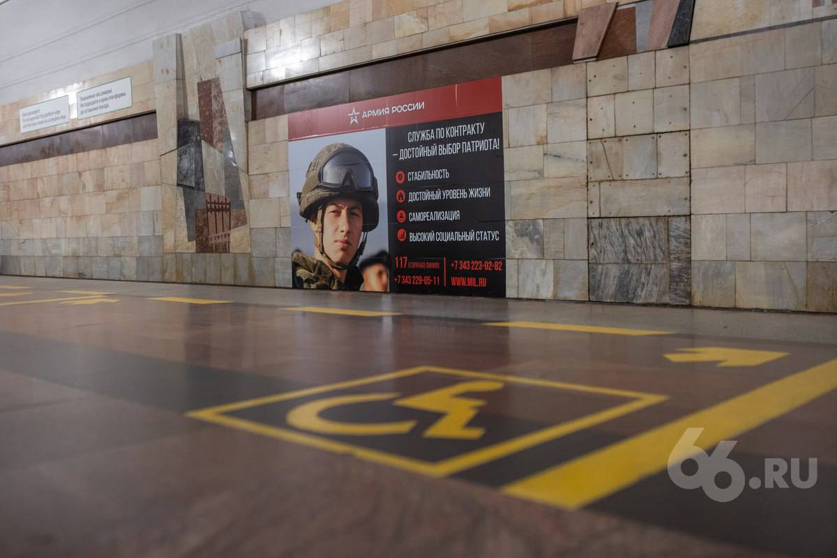 Выплату новым участникам спецоперации повысил Денис Паслер Сумма выросла с 2 5 млн рублей до 2 7 млн рублей Соответствующее постановление опубликовано на официальном сайте правительства С учетом выплат от Минобороны 400 тысяч рублей и администрации Екатеринбурга 200 тысяч рублей контрактник может единовременно получить 3 3 млн рублей Ранее Паслер освободил участников СВО от транспортного налога Военнослужащие также могут рассчитывать на пособие на проезд компенсацию расходов на подключение к газу и выплату на покупку земельного участка   Новости из Екатеринбурга