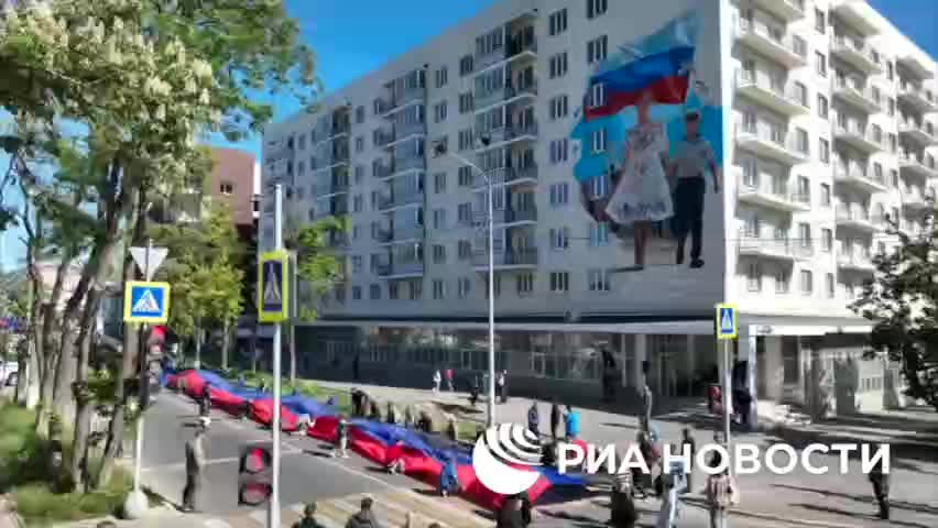 Автопробег молодежи и развертывание флага ДНР в Мариуполе