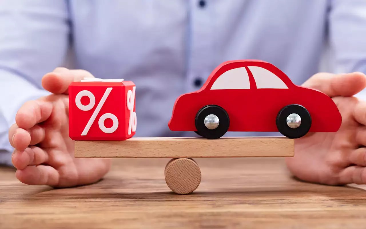 Стало меньше акций и спецпредложений большие скидки завершаются Рынок новых авто вступает в следующую фазу покупателям станет сложнее найти выгодное предложение Такого мнения придерживаются эксперты Авто ру За последние два месяца медианная скидка у дилеров сократилась с 21 до 17 самое резкое падение в этом году Также сократилось количество объявлений со скидками каждая пятая машина продается без каких либо дисконтов Изменения связывают с сокращением остатков авто прошлых лет на складах и оживлением спроса С августа заинтересованность покупателей выросла на 15 Если в первом полугодии средняя скидка составляла 23 то к ноябрю она уменьшилась до 18 Различные бонусы тоже не радуют за кредит с 11 до 9 а за обмен старого автомобиля с 7 до 5 Несмотря на общий тренд некоторые бренды продолжают оставаться щедрыми По медианным скидкам в 22 сейчас лидируют Omoda и Changan а по абсолютным тоже Changan и Chery Скидки на них есть в 92 объявлений Менее охотно делают выгодные предложения дилеры Haval только в 77 случаев Ждем новых скидок или покупаем за полную стоимость НовостиЗарулем Журнал на дом