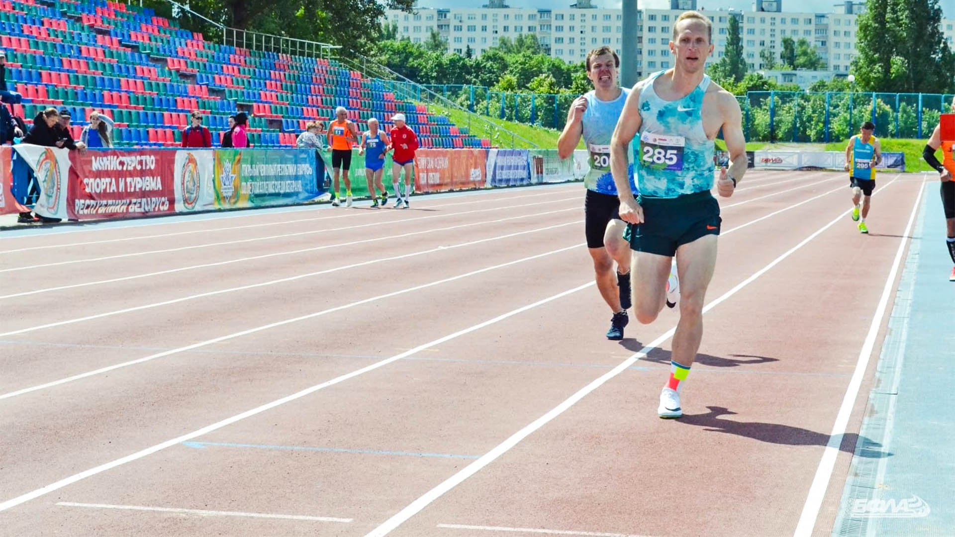 Бегун из Комсомольска стал призёром открытого чемпионата республики Беларусь  В белорусском Минске 21 и 22 июня проходил открытый чемпионат республики Беларусь по лёгкой атлетике среди ветеранов. В чемпионате принимали участие спортсмены Республик Казахстан, Беларуси и Российской Федерации. Комсомольчанин Юрий Голубых на этих масштабных стартах занял второе место на дистанции 400 метров и стал победителем на дистанции 800 метров в своей возрастной группе.  Тренеры спортсмена — Анна и Павел Шаповаловы.