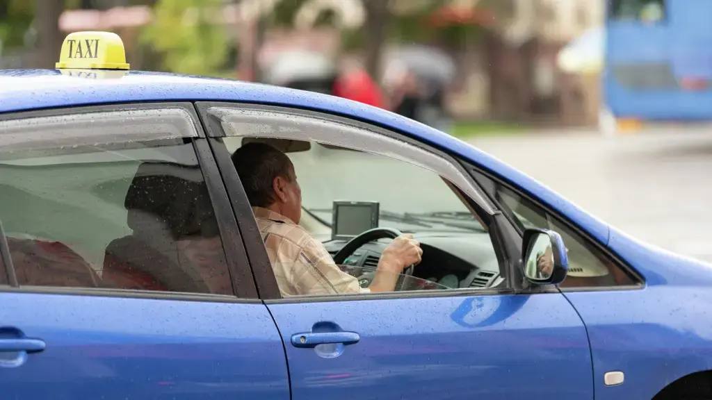 Сбор справок вместо работы таксопарки о лицензировании С 1 февраля в Кыргызстане вступает в силу норма об обязательном лицензировании деятельности такси Новые правила предполагают что каждый водитель должен получить индивидуальное разрешение на право перевозки пассажиров Инициатором законопроекта выступило Министерство внутренних дел В принципе мы уже писали Власти объясняют необходимость нововведения вопросами безопасности и упорядочивания рынка Однако представители отрасли предупреждают в текущем виде реформа может создать серьёзные сложности для десятков тысяч водителей и пассажиров Руководитель столичного таксопарка Бакдоолот Айтакунов который поднимает эту тему в соцсетях описывает ситуацию так Для получения лицензии сегодня требуется около 15 различных справок В результате таксисты вынуждены не работать а постоянно бегать по кабинетам собирая документы Одна из самых острых проблем медицинская справка формы 083 Получить её сразу невозможно Сначала у водителя требуют прописку При этом многие таксисты приезжают в город из регионов из Оша Нарына и других областей и не имеют городской регистрации Из за этого они уже на первом этапе не могут пройти процедуру Кроме того для получения справки требуют военный билет Многие приезжие физически не возят его с собой постоянно В результате их права фактически ущемляются и процесс получения лицензии останавливается По оценкам участников рынка десятки тысяч водителей стоят в очередях а ни медучреждения ни сотрудники МВД физически не успевают обрабатывать такой поток Таксопарки предлагают поэтапное внедрение реформы и сокращение числа справок на первом этапе чтобы избежать социального напряжения и резкого сокращения числа легальных водителей СЕЙЧАС KG I   Прислать новость