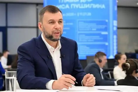 Глава ДНР Денис Пушилин анонсировал проведение прямой линии, в ходе которой он ответит на вопросы жителей республики:  «В середине августа проведу традиционную прямую линию, где отвечу на интересующие жителей вопросы. Вижу, что члены моей команды выполняют поручение и усилили общение с гражданами. Вместе с тем есть еще ряд вопросов, на которые людям нужны ответы».    До 18 августа Денис Пушилин поручил провести свои прямые линии всем главам муниципалитетов, министрам и руководителям ресурсоснабжающих организаций.     - ВАРМСУ «СМО ДНР». Подписывайтесь.   - ВАРМСУ «СМО ДНР». Подписывайтесь.