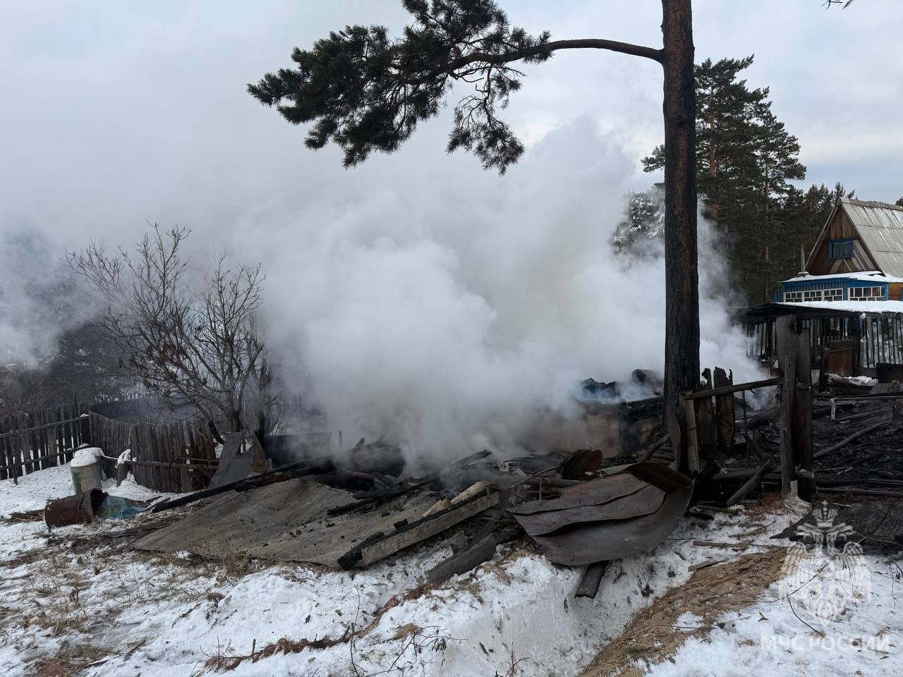 В Улан Удэ пожарные нашли сильно обгоревший труп мужчины Трагедия случилась сегодня в первой половине дня в доме в микрорайоне Мостовой На место выезжали пожарные МЧС России и ГПС Республики Бурятия Когда прибыли первые подразделения строение было полностью охвачено огнем Во время тушения в одной из комнат нашли сильно обгоревший труп мужчины Предварительная причина пожара аварийный режим работы электросети Бурятия Подробности в Номер один Сообщить нам свою новость можно по кнопке Письмо в редакцию