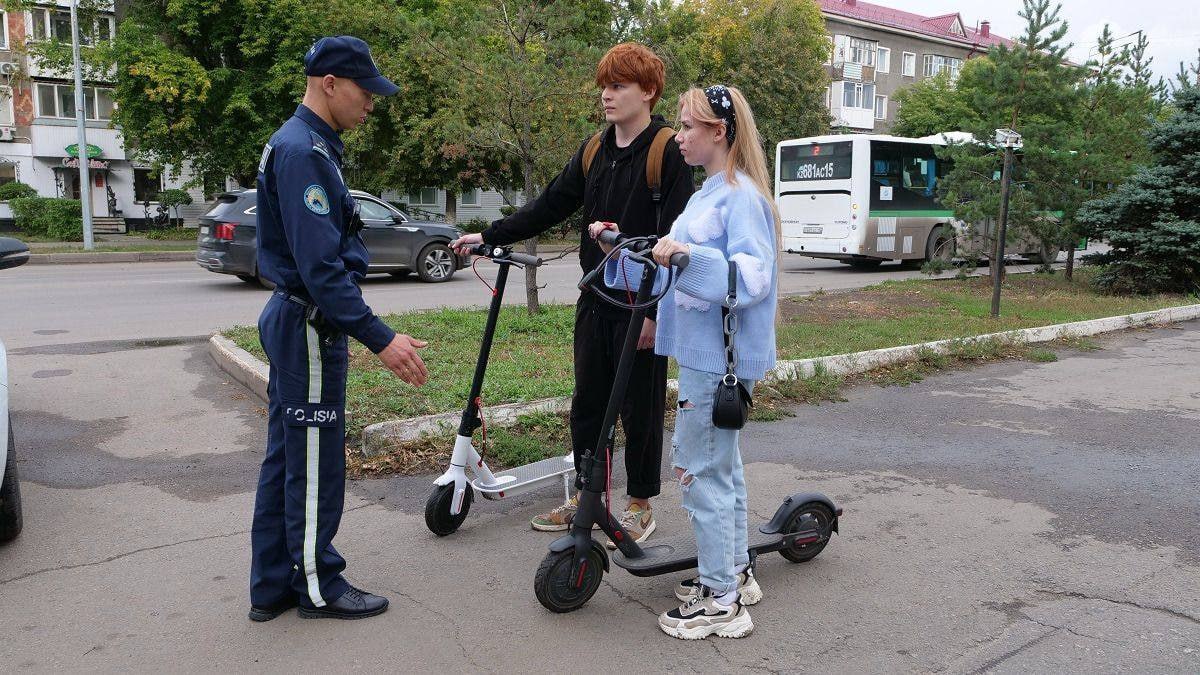 Полиция СКО напомнила правила езды на электросамокатах За 7 месяцев 2025 года в Северо Казахстанской области зарегистрировано 3 ДТП с участием электросамокатов в которых пострадали 4 человека Полиция напоминает о правилах безопасности передает Петропавловск news Электросамокаты и велосипеды становятся все более популярными среди молодежи но интенсивное движение требует не только уверенности но и строгого соблюдения правил дорожного движения Водителям электросамокатов не достигшим 18 лет запрещено выезжать на проезжую часть без водительского удостоверения любой категории Ездить разрешается по велосипедной дорожке а при ее отсутствии по правому краю дороги в один ряд На тротуаре скорость не должна превышать 6 км ч чтобы не создавать опасности для пешеходов Также запрещается езда без шлема управление самокатом без держания хотя бы одной руки на руле перевозка пассажиров или груза а движение по проезжей части в темное время суток без светоотражающих элементов строго запрещено отметил старший инспектор по особым поручениям управления местной полицейской службы Азамат Жамуков  Полиция подчеркивает соблюдение этих простых правил поможет сохранить жизнь и здоровье водителей самокатов и пешеходов новостиСКО СКОновости новостиКазахстана новости новостиПетропавловска