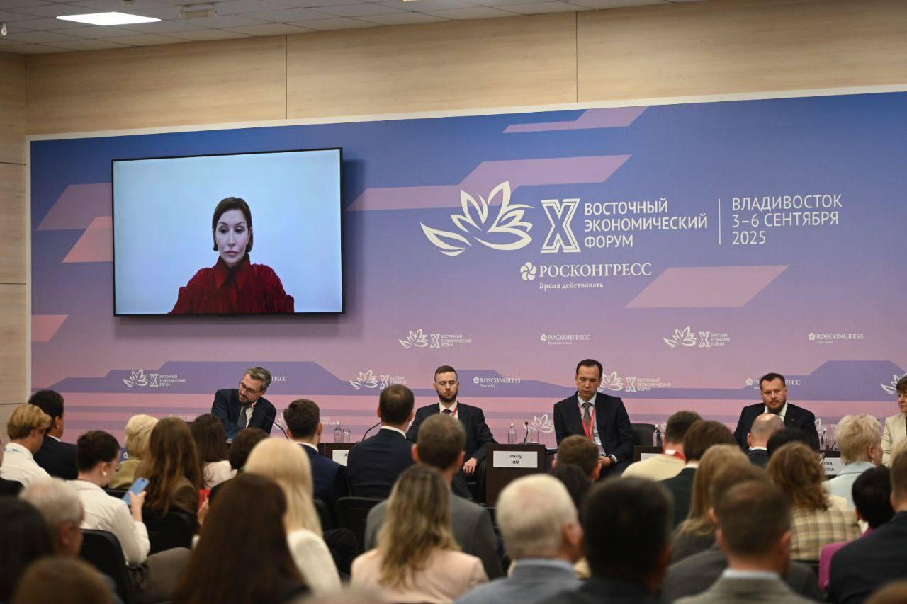 На ВЭФ 2025 глава АСИ Светлана Чупшева указала губернаторам на низкое качество дорожных карт по инвестиционной привлекательности регионов напомнив что показатели Нацмодели индикатор работы высших должностных лиц Из 85 субъектов рассматриваемых в рейтинге таких двоечников оказалось трое Их глава АСИ называть не стала Из дорожных карт которые все же были переданы Большинство не обладает практическим характером а больше половины мероприятий представляют собой набор из совещаний встреч семинаров анкетирования и информирования В дорожных картах регионы должны были показать как они будут достигать целевых значений в горизонте до 2027 и 2030 года АСИ с Минэкономразвития России начали работу с регионами которые пока отстают чтобы помочь им подтянуться к лидерам