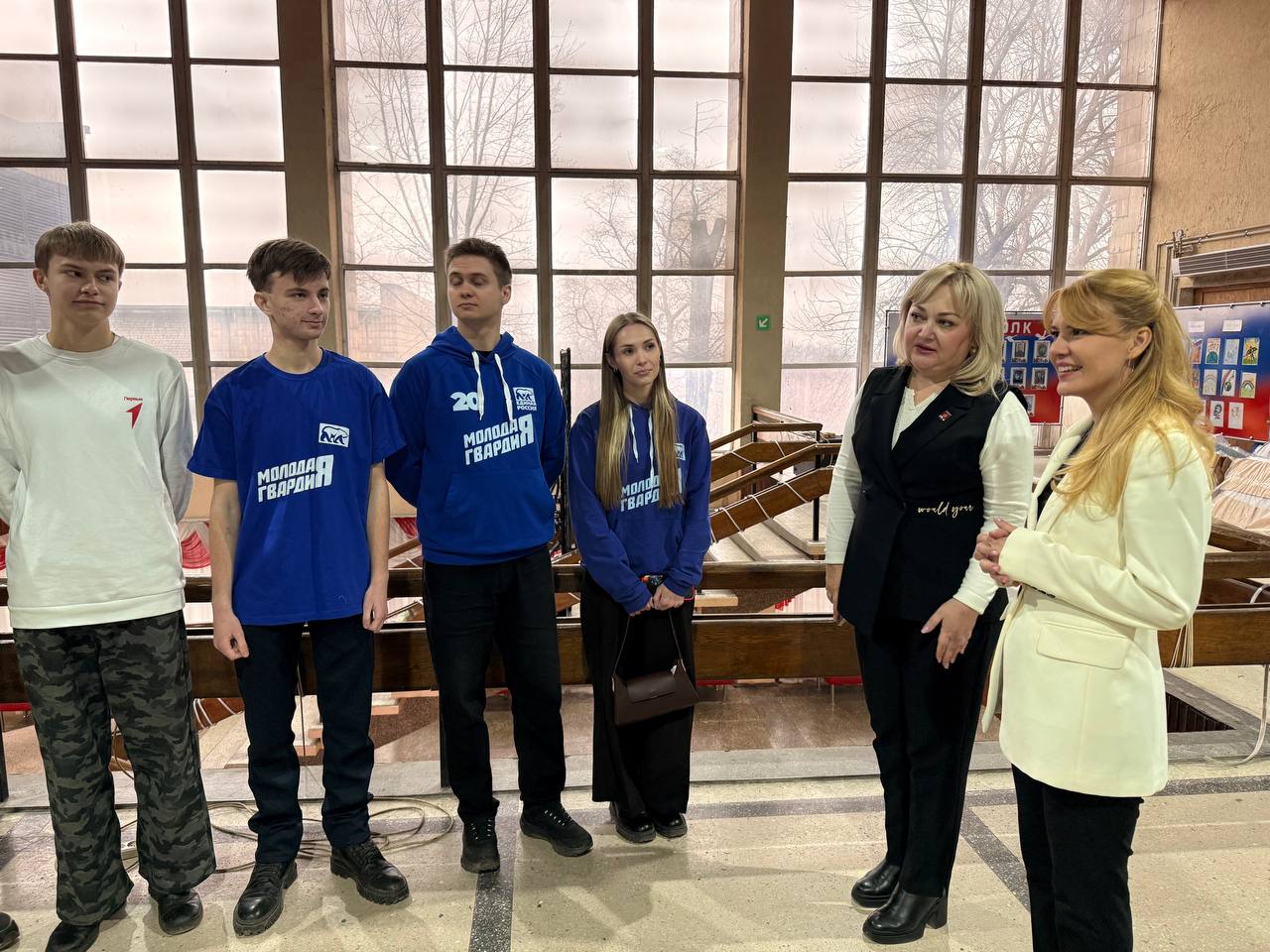 Для молодежи Алчевска скоро откроется новый центр Осмотрели ход строительства вместе с Главой Алчевска Светланой Гребеньковой и Министром молодежной политики ЛНР Михаилом Голубовичем Проект стал победителем Всероссийского конкурса Регион для молодых в рамках нацпроекта Молодёжь и дети Первая площадка по этой программе появилась в Луганске а теперь молодежные центры создаются и в муниципалитетах Они есть уже в Краснодоне Свердловске Новоайдаре Рассчитываем что до 2030 года в каждом муниципалитете появится свой молодежный центр Очень важно чтобы у ребят была такая точка притяжения куда можно прийти пообщаться обсудить молодежные проекты реализовать инициативы Ремонт в нем сделан в рамках Народной программы Единой России На всех его этапах мы советовались с ребятами хотим чтобы им было здесь удобно чтобы были учтены все пожелания В центре предусмотрены разные зоны фудкорт чтобы перекусить в течение долгого дня мероприятий место где смогут расположиться партнерские организации зона досуга и отдыха где можно будет поиграть в настольные игры И обязательно место для проведения творческих встреч кинопоказов больших мероприятий форумов Все условия созданы для этого Уверена что этот центр станет импульсом для новых начинаний нашей молодежи Подписывайтесь в MAX