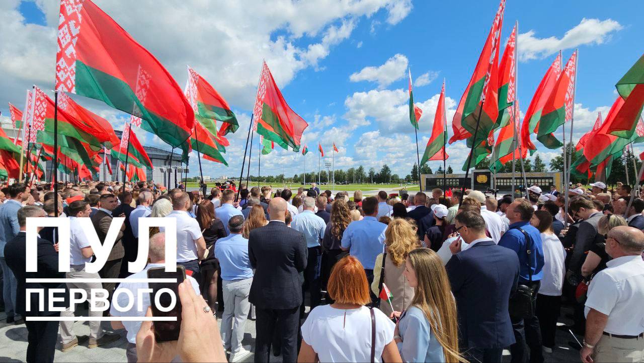 Александр Лукашенко встретился с могилевчанами На выходе из музея — жители города. Ждали, чтобы сказать спасибо. В эти минуты — выступление Президента.