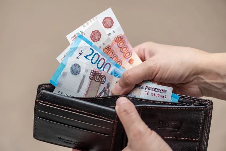 В феврале 2025 года реальная зарплата жителей Татарстана выросла на 10,7% по сравнению с прошлым годом В то же время этот показатель снизился на 1,6% относительно января текущего года. Среднемесячная номинальная зарплата в январе-феврале 2025 года составила 78,1 тыс. рублей, что на 23% больше, чем в начале 2024 года. Фото: Коммерсантъ / Олег Харсеев