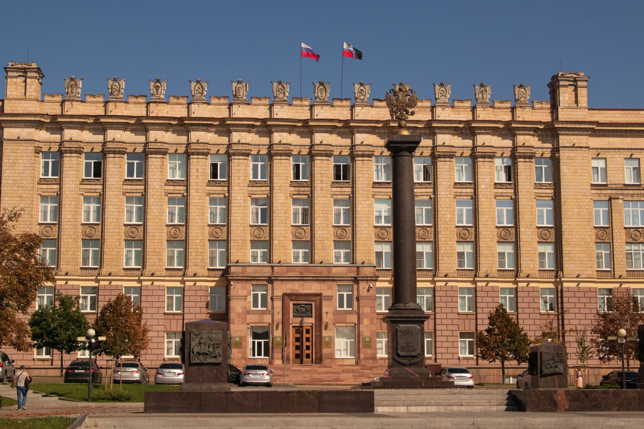 Министерства Белгородской области попались на нецелевых тратах. В деле будет разбираться прокуратура. Такую новость сегодня сообщил губернатор. Особое внимание будет уделено сотрудникам ключевых ведомств: ЖКХ, здравоохранения, строительства, финансов и дорожной инфраструктуры. «Мы с Андреем Александровичем обсудили сегодня признаки неэффективного использования средств. С Оксаной Козлитиной и Александром Лоренцом последний месяц рассматриваем контракты и видим множество финансовых нарушений, вызывающих вопросы даже у нас, не говоря о правоохранительных органах», — заявил Гладков. Губернатор поручил ведомствам разработать дополнительные меры контроля для минимизации рисков нецелевого использования госсредств.