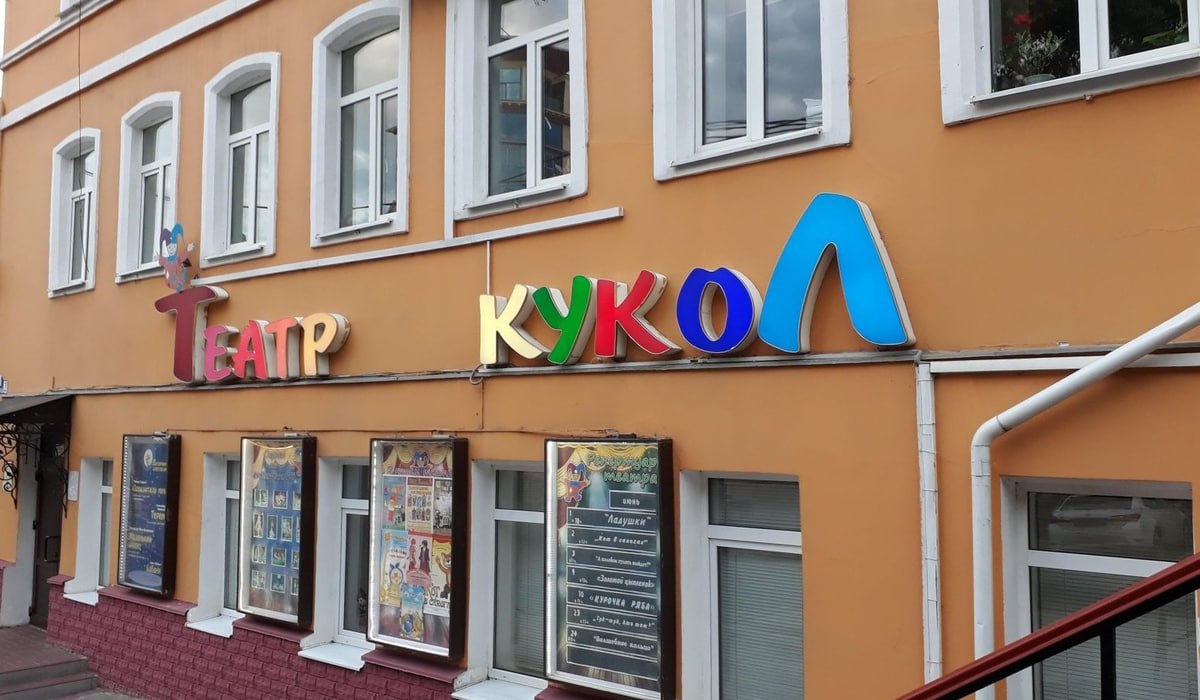 В Курске найдут место для строительства здания кукольного театра Тему на заседании правительства региона поднял врио замгубернатора Артем Демидов. Театр востребован у горожан: на прошлый год в стенах кукольного театра прошло более 500 спектаклей, которые посетили более 38 тысяч зрителей. «Место, выбранное ранее, представляется крайне неудачным. Просил бы вашего поручения актуализировать проект и с городом подобрать новый участок», — обратился Демидов к Александру Хинштейну. Врио губернатора поддержал обращение. !