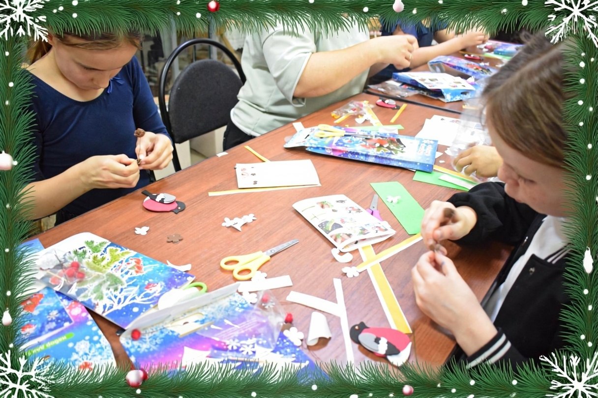 Мастер класс от работников музея 5 января в стенах Красногвардейского музея царило праздничное настроение благодаря увлекательному мастер классу Новогоднее настроение своими руками Гости мероприятия окунулись в атмосферу творчества и волшебства создавая яркие праздничные открытки в форме снегирей Под руководством опытных мастеров участники узнали секреты изготовления новогодних сувениров освоив технику работы с бумагой красками и декоративными элементами Ярко красные птички стали символом наступающего праздника и принесли улыбки всем присутствующим Мероприятие позволило участникам проявить фантазию и творческое мышление создав уникальные подарки близким людям