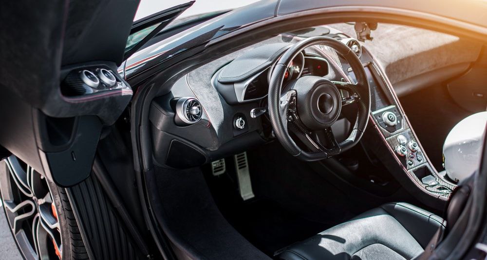 В Госдуму внесут законопроект о налоге на покупку дорогостоящих автомобилей яхт самолетов и вертолетов Регистрация будет невозможна без его уплаты следует из документа который представили депутаты Справедливой России Изменения предлагается внести в Налоговый кодекс РФ установив разовый налог на покупку дорогостоящих транспортных средств Предполагается что такой налог коснется автомобилей стоимостью свыше 20 млн рублей а также яхт катеров вертолетов и самолетов стоимостью свыше 50 млн рублей Налоговая ставка в таких случаях будет составлять от 1 до 4 от стоимости покупки размер процента будет зависеть от ценовой категории транспортного средства Подписаться на PRO transport