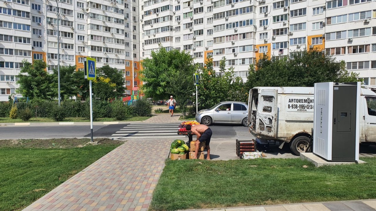 В Анапе усилили контроль за соблюдением Правил благоустройства Как сообщил на сегодняшнем планёрном совещании первый вице-мэр Максим Мысаков, структурные подразделения мэрии мониторят закрепленные территории, выявляя нарушения Правил благоустройства. С предпринимателями проводят разъяснительную работу. Крайней мерой являются штрафы, но административное взыскание – не цель. Главная задача, чтобы облик курорта был чистым, аккуратным и опрятным. Еще одна тема – пресечение несанкционированной торговли. Специалисты управлений потребсферы и муниципального контроля составили 185 протоколов за выкладку товара за пределы торгового объекта и отсутствие урн на входе, 222 протокола – за торговлю в непредусмотренных местах. Демонтирован 121 незаконный временный торговый объект, из которых 33 – в добровольном порядке, сообщает мэрия Анапы. Отметим, что благоустройство курорта оставляет желать лучшего, несанкционированная торговля, как была, так и есть, а урн больше так не стало.