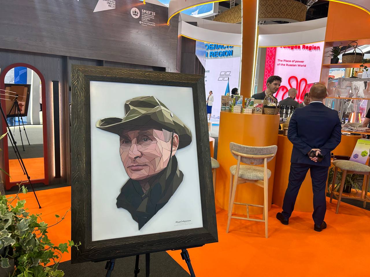На ПМЭФ выставили родословную президента России и медали его отца Огромное генеалогическое древо стоит почти 700 тысяч рублей, о нем «КП-Петербург» подробно писала ранее. По соседству – новинка: стенд с медалями отца Владимира Путина – Владимира Спиридоновича. В центре внимания медали, которые отец будущего главы государства получил во время и после Великой Отечественной войны. Там же прикреплены наградные листы. К слову, по соседству Росмолодежь выставила магнитный пазл с портретом Владимира Путина. Композицию не продают, но сфотографироваться - пожалуйста. #пмэф2025 : СПб — отдай свой буст нам