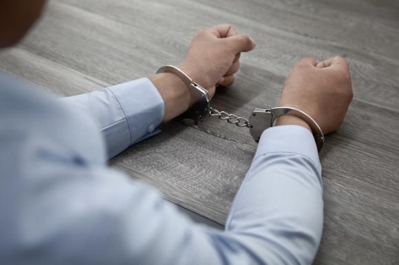 Обвиняемого во взятках экс главу Фонда капремонта Подмосковья задержали при попытке улететь в Турцию Бывший руководитель Фонда капитального ремонта многоквартирных домов Московской области Валерий Николов пытался скрыться от следствия по делу о получении взяток но был задержан в аэропорту говорится в судебных материалах Подробнее   www ancb ru news read 20148 капремонт взятки коррупция арест Николов