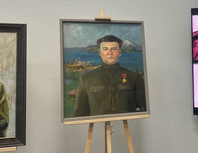 Картина преподавателя Камчатского колледжа искусств представлена на выставке в Москве В Москве открылась выставка Герои Большой Страны память о Великой Победе сообщает портал Камчатка Сегодня Камчатку представила преподаватель Камчатского колледжа искусств член Союза художников России и Ассоциации художников пленэристов Олеся Ситникова Специально для проекта она написала портрет Героя Советского Союза Тита Новикова который отличился во время битвы за Днепр Герои Большой Страны память о Великой Победе это память которую нельзя потерять диалог поколений единый голос России мост между поколениями живое свидетельство силы духа и единства страны Каждый портрет это история переданная через кисть художника рассказали в оргкомитете Выставка будет работать до 30 ноября по адресу г Москва ул Пятницкая 76 Время работы с 11 00 до 20 00 Вход свободный Мы в MAX