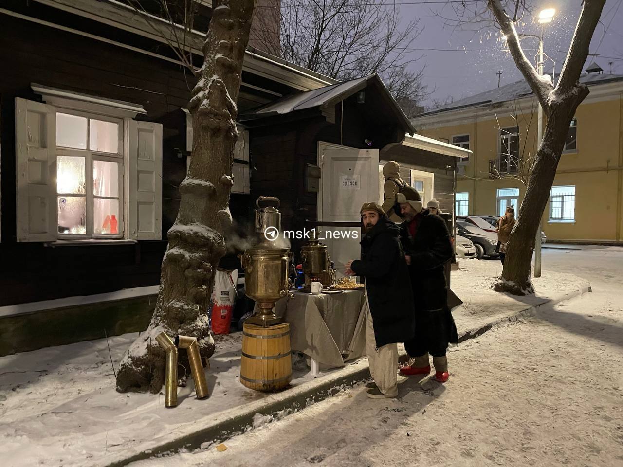 Сегодня Москву накрыло мощным снегопадом. Собрали кадры заснеженной столицы от читателей  . На фото разные уголки Москвы — Новый Арбат, Царицыно, Щелково, Рязанский проспект        Дарим iPhone16, Яндекс Станцию Макс и сертификаты