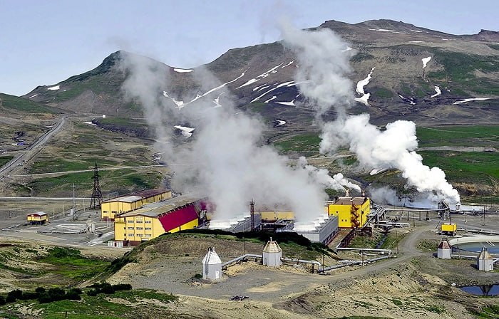 На Камчатке откроют Национальный центр геотермальной энергетики На Камчатке в 2026 году откроется Национальный центр компетенций по геотермальной энергетике на базе КамГУ имени Витуса Беринга Проект поддержан Минобрнауки ведущими научными институтами и компанией Зарубежнефть В центре создадут базовую кафедру три исследовательские лаборатории и опытный полигон Центр станет ключевым элементом развития геотермальной энергетики и подготовки востребованных специалистов Лаборатории займутся фундаментальными и прикладными исследованиями а полигон в 2027 2028 годах будет учебной площадкой для студентов Осенью 2026 года стартует сетевая программа бакалавриата и магистратуры Геотермальная энергетика совместно с НГТУ Это ставка на развитие нашей системы энергетики наращивание возобновляемых источников и укрепление компетенций которые у нас уже есть Мы возвращаемся к бурению скважин и готовим специалистов способных работать с геотермальными мощностями подчеркнул губернатор Владимир Солодов На базе КамГУ уже действуют лаборатории перспективных энергетических технологий и геологии геотермальных ресурсов а новая лаборатория автоматизации тепло и энергоснабжения создаётся при поддержке ИТ СО РАН НГТУ и МФТИ Камчатка