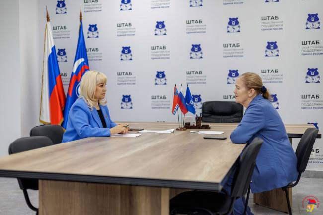 ПРИЕМ ГРАЖДАН ПО СОЦИАЛЬНЫМ ВОПРОСАМ В РЕГИОНАЛЬНОЙ ОБЩЕСТВЕННОЙ ПРИЕМНОЙ ПАРТИИ ЕДИНАЯ РОССИЯ ПРОВЕЛА ВИКТОРИЯ ГОЛУБЕВА Сегодня 5 февраля в региональной общественной приемной председателя партии Единая Россия Д А Медведева заместитель Председателя Магаданской областной Думы Виктория Голубева провела прием граждан Мероприятие состоялось в рамках тематической недели по социальным вопросам Большинство обращений колымчан были связаны с условиями предоставления социальных льгот и гарантий Одну из заявительниц проконсультировали по мерам поддержки неработающих старожилов Магаданской области в частности по компенсации расходов на оплату взносов за капитальный ремонт общего имущества в многоквартирном доме Кроме того парламентарию поступили предложения по благоустройству областного центра В ходе сегодняшнего приема были затронуты вопросы значимые для граждан пенсионного возраста По итогам рассмотрения одного из обращений принято решение организовать дополнительную встречу на которой юристы детально расскажут заявительнице обо всех доступных ей мерах социальной поддержки рассказала Виктория Голубева Напомним 3 февраля с колымчанами встретился первый заместитель Председателя Магаданской областной Думы Андрей Зыков а завтра с 10 00 до 12 00 аналогичный прием граждан проведет депутат областной Думы Андрей Аксанов 6 февраля у жителей региона также будет возможность пообщаться в режиме видеоконференцсвязи с 16 00 до 17 00 с представителем в Совете Федерации от Магаданской областной Думы сенатором Сергеем Ивановым Эта встреча станет завершающей в рамках тематической недели приема граждан Региональная общественная приемная партии Единая Россия расположена по адресу г Магадан ул Горького 6А Штаб общественной поддержки Единой России Телефон для записи 8 4132 600 960