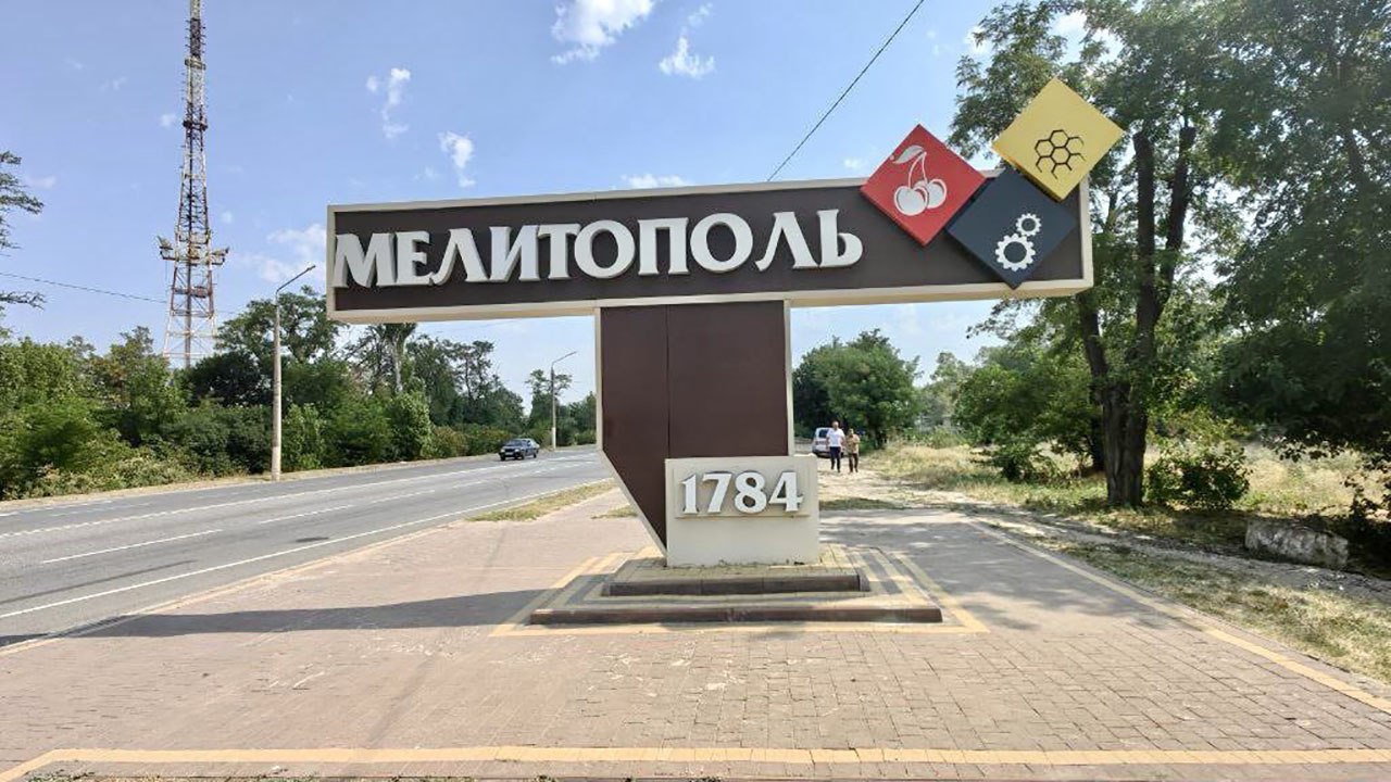 Организованы пассажирские перевозки по новому маршруту между Запорожской и Ростовской областями Началось выполнение регулярных автобусных перевозок пассажиров автобусами по новому межрегиональному маршруту АС Автостанция 3 г Мелитополь АВ Главный г Ростова на Дону   Отправление в прямом направлении из г Мелитополя АС Автостанция 3 в 06 15   Прибытие на остановочный пункт АВ Главный г Ростова на Дону ежедневно в 13 00   Промежуточные остановки предусмотрены г Таганрог ежедневно в 11 30   Отправление в обратном направлении из г Ростова на Дону ежедневно в 12 15   Прибытие на остановочный пункт АС Автостанция 3 г Мелитополя ежедневно в 21 00   Промежуточные пункт предусмотрены г Таганрог ежедневно в 13 50   Актуальную информацию о расписании рейсов необходимо уточнять на сайте автовокзалов Росавтотранс на регулярной основе взаимодействует с субъектами Российской Федерации по вопросам установления новых маршрутов с учётом всех требований действующего законодательства на территории Российской Федерации а запуск новых рейсов расширяет возможности пассажирам для выбора удобного времени отправления автобуса в нужный пункт назначения Государстводлялюдей Подписаться в Telegram MAX