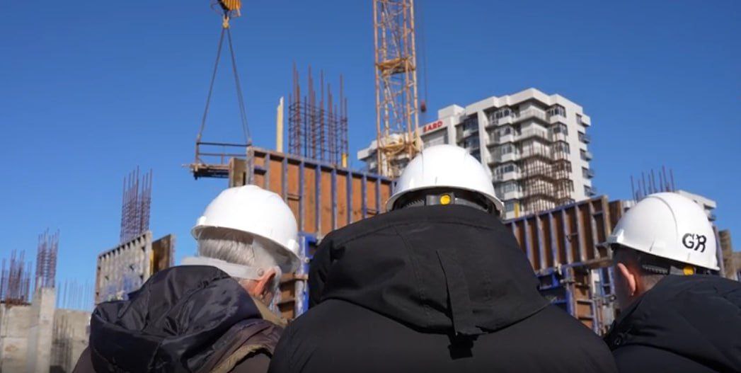 Сотрудники Министерства строительства и архитектуры завершили мониторинг строительных площадок республики Работа проведена по поручению Главы Северной Осетии Сергея Меняйло Цель проверок обеспечить соблюдения техники безопасности строительных работ Специалисты посетили 87 действующих строительных площадок Было зафиксировано более 40 замечаний Частые проблемы отсутствие пункта мойки колес неоформленные или устаревшие паспорта объектов а где то недостаточное ограждение что создает риски По результатам мониторинга в адрес строительных организаций были направлены письменные уведомления об устранении выявленных замечаний