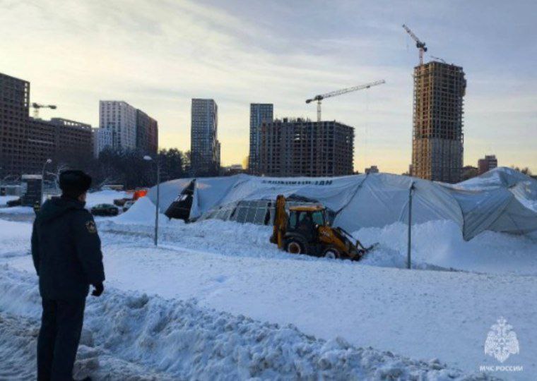 В Уфе из за скопившегося на крыше снега обрушилась временная металло каркасная конструкция склада ЧП произошло накануне По информации мэрии на площадке работают все экстренные службы Специалисты осмотрели конструкции и устанавливают причины происшествия По предварительным данным никто не пострадал Спутник FM Уфимская Волна