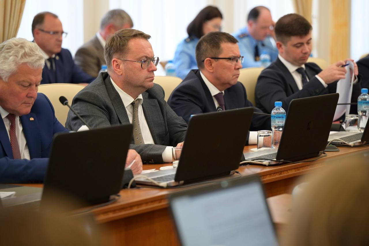 Денис Паслер объявил о повышении зарплат «указным» категориям бюджетников  Врио губернатора Свердловской области Денис Паслер на заседании регионального правительства поручил министерству финансов совместно с профильными ведомствами подготовить соответствующие документы.  «Принял решение с 1 сентября повысить зарплаты «указным» категориям бюджетников. Итого, с учётом этого повышения, по итогам года их зарплата вырастет на 16,8%. Повышение коснётся почти 137 тысяч работников из категорий, которые перечислены в «майских» указах Президента РФ: учителя, воспитатели, врачи, работники культуры, соцработники. Это самые ответственные и востребованные сегодня профессии. От ежедневного труда этих специалистов напрямую зависит будущее страны», – написал Денис Паслер в своих соцсетях.  На эти цели в областном бюджете предусмотрено дополнительно более 5 миллиардов рублей.