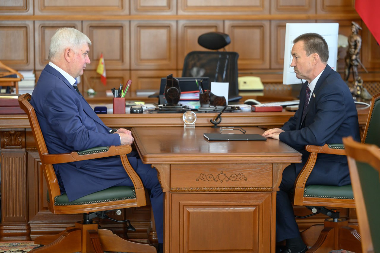 В регионе готовятся к нулевым чтениям проекта бюджета на 2026 год Руководители региональных министерств и депутаты облдумы готовятся обсудить главный финансовый документ региона проект бюджета на 2026 год и на плановый период 2027 и 2028 годов Нулевые чтения в региональном парламенте стали главной темой встречи губернатора Александра Гусева с председателем облдумы Юрием Матузовым 28 октября Также обсуждалось исполнение наказов избирателей в округах Кроме того Юрий Матузов сообщил губернатору о намерении сложить полномочия председателя правления Ассоциации Совет муниципальных образований Воронежской области чтобы сосредоточиться на работе в облдуме Александр Гусев такое намерение поддержал Подробнее   govvrn ru news 2025 10 28 10372 Правительство Воронежской области Подписаться на канал в МАХ