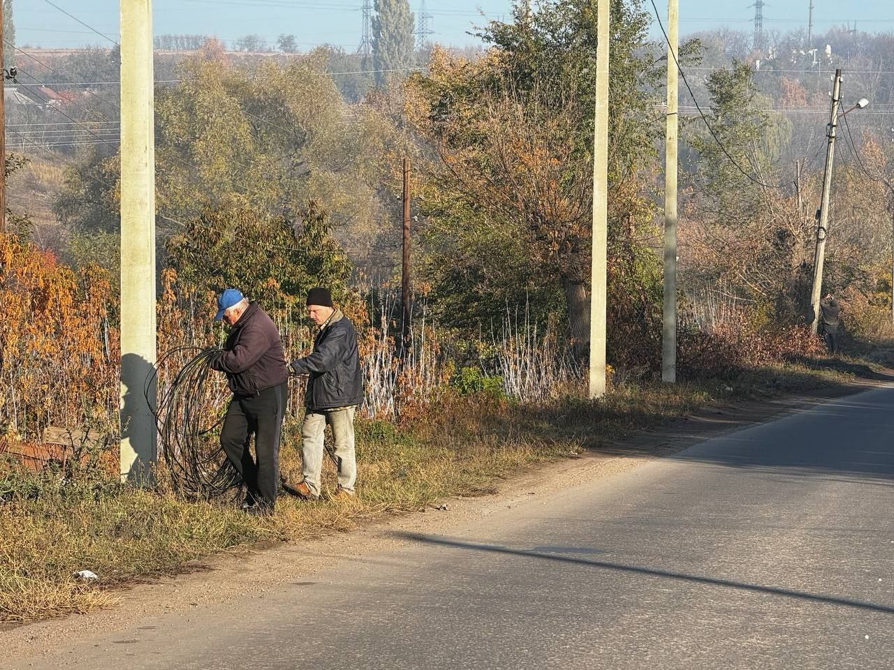 Завершив мероприятия по установке комплекса светофоров, сотрудники МУП «Комбинат коммунальных услуг города Первомайска», как и планировалось, вернулись к работам на линиях наружного освещения в городе Первомайске.    В первую очередь специалисты, согласно разработанному предприятием графику, приступили к восстановлению линии электропередачи, питающей улицы Бахмутского, Лисичанская и Луговая.    Следующим этапом работ на этом участке будет установка осветительных приборов как на новые, так и на уцелевшие опоры взамен вышедшим из строя светильникам.