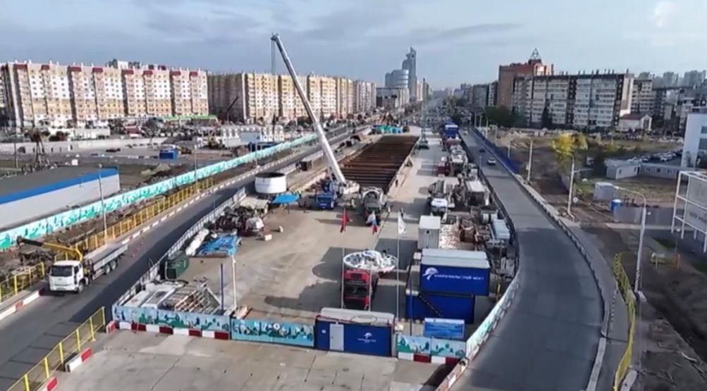 Сегодня в России отмечают День метростроителя Дата приурочена к историческому событию 2 октября 1931 года Совет народных комиссаров СССР принял решение о начале строительства метро в Москве Тем временем подземные работы кипят и в Красноярске На площадках трудятся уже пять тоннелепроходческих комплексов В это же время продолжается строительство шестого Щит Валентина совсем скоро начнёт движение со стройплощадки у железнодорожного вокзала в сторону улицы Копылова По контракту подрядчики должны сдать объект в 2026 году vesti krsk