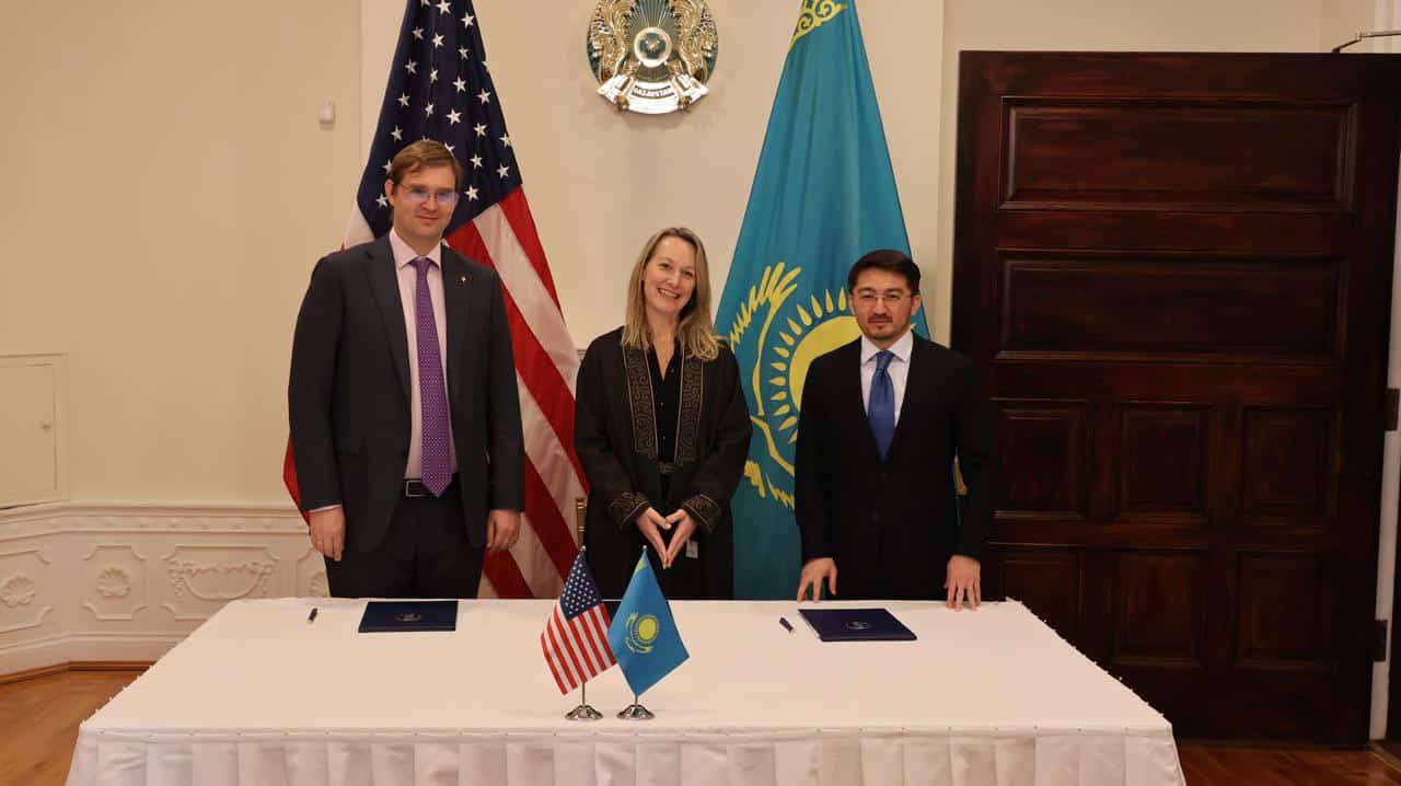 WOW 2 МЛРД В ДАТА ЦЕНТР ОТ NVIDIA Казахстан и Nvidia создадут суверенный центр искусственного интеллекта за 2 млрд с мощностью 100 МВт Соответствующее соглашение 7 ноября в США подписано между Freedom Holding Corp Тимура Турлова Nvidia и министерством искусственного интеллекта и цифрового развития Казахстана CEO Freedom Holding Corp Тимур Турлов рассказал о прочной основе для инноваций во всем Центральноазиатском регионе Мы рады быть частью этой революционной инициативы направленной на укрепление позиций Казахстана в мировом ландшафте искусственного интеллекта Объединяя наш опыт с передовыми технологиями NVIDIA и стратегической поддержкой Министерства мы стремимся создать прочную основу для инноваций в области искусственного интеллекта и обеспечить долгосрочное развитие для всего Центрально Азиатского региона сказал Тимур Турлов Как сообщает Freedom Holding Corp экзафлопcный ИИ центр построят в Казахстане Он будет управляться Freedom Holding Corp и работать на базе инфраструктуры Nvidia Freedom Holding Corp намерен стать основным партнером по финансированию и реализации проекта Министерство будет содействовать созданию благоприятных условий для размещения и эксплуатации крупномасштабной инфраструктуры искусственного интеллекта а также поддерживать такие инициативы как создание Академии искусственного интеллекта и исследовательской лаборатории для подготовки инженеров и исследователей FINANCEkaz