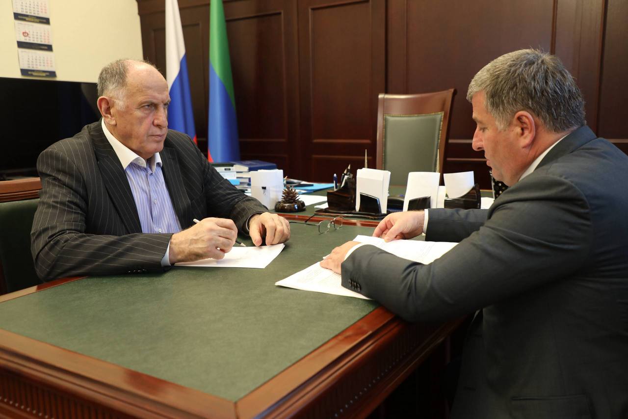 Свыше 100 млрд рублей в Дагестане направлено на социальное обеспечение населения Председатель Правительства Дагестана Абдулмуслим Абдулмуслимов провел рабочую встречу с врио министра финансов республики Шамилем Дабишевым сообщает пресс служба кабмина РД Было отмечено что важнейшим приоритетом бюджетной политики остается выполнение всех социальных обязательств перед гражданами В 2025 году на социальное обеспечение населения включая средства федерального бюджета в сумме свыше 101 млрд рублей выделенные по условиям софинансирования непосредственно Социальному фонду России предусмотрено более 118 млрд рублей в том числе на социальную поддержку семей с детьми 107 млрд рублей в виде ежемесячных выплат гражданам из социально незащищенных групп населения 2 8 млрд рублей на лекарственное обеспечение льготных категорий граждан 3 8 млрд рублей